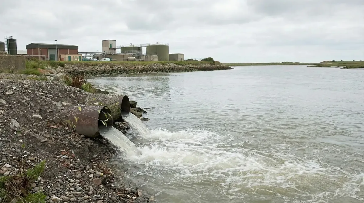 Phosphorus-binding treatment at a flowing water outflow